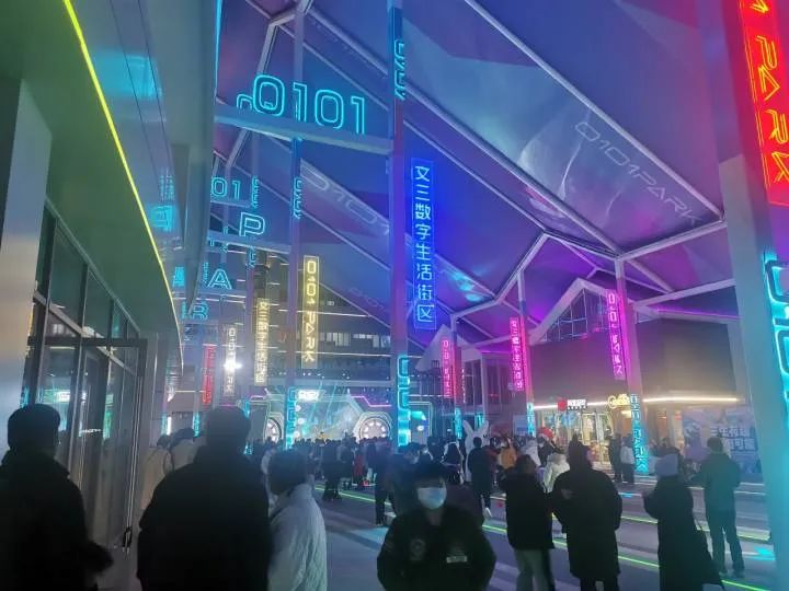 烟火气回来了！​杭州街头数万人喊响新年倒计时【新闻早七点】