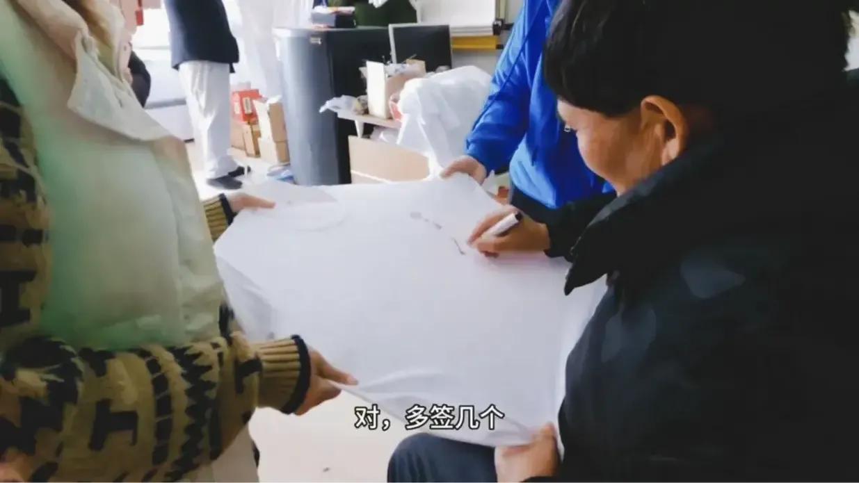 大衣哥签名卖T恤，一件只要19块，被称为最接地气的明星！