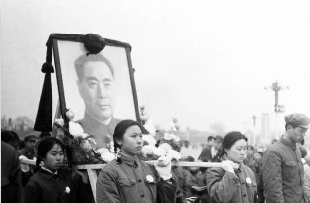 周恩来年轻时非常帅气，为何他却从28岁开始，留起了难看的大胡子