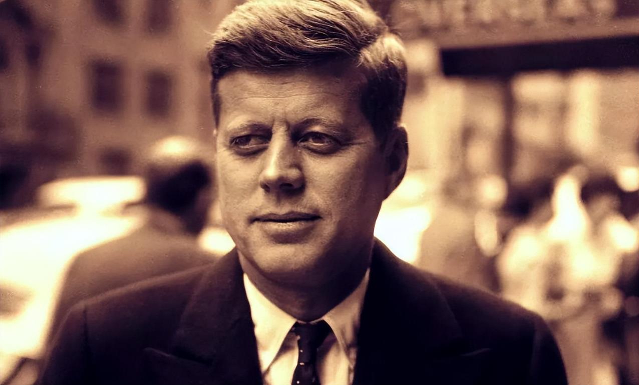 肯尼迪喜欢赫本还是玛丽莲梦露,梦露肯尼迪赫本是同时期的恋人吗