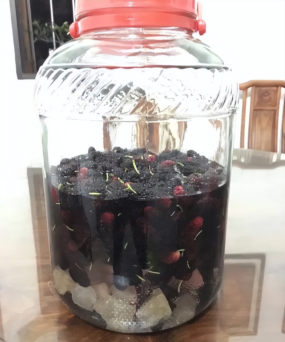 老板给员工喝自制的“桑葚酒”，反被说成“毒酒”？老板：我好冤