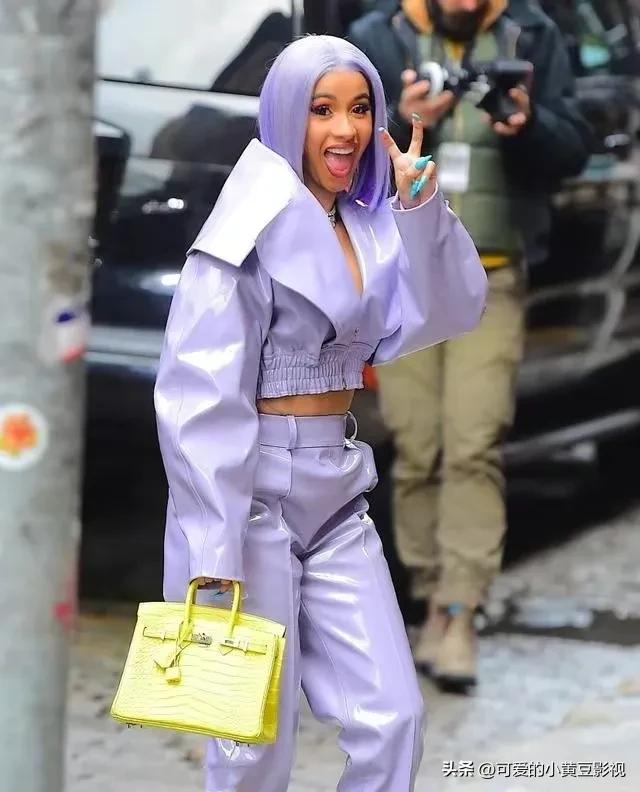 脱鞋打架的彪悍女，却因为登上中国新闻欢欣不已，卡姐还真的可爱