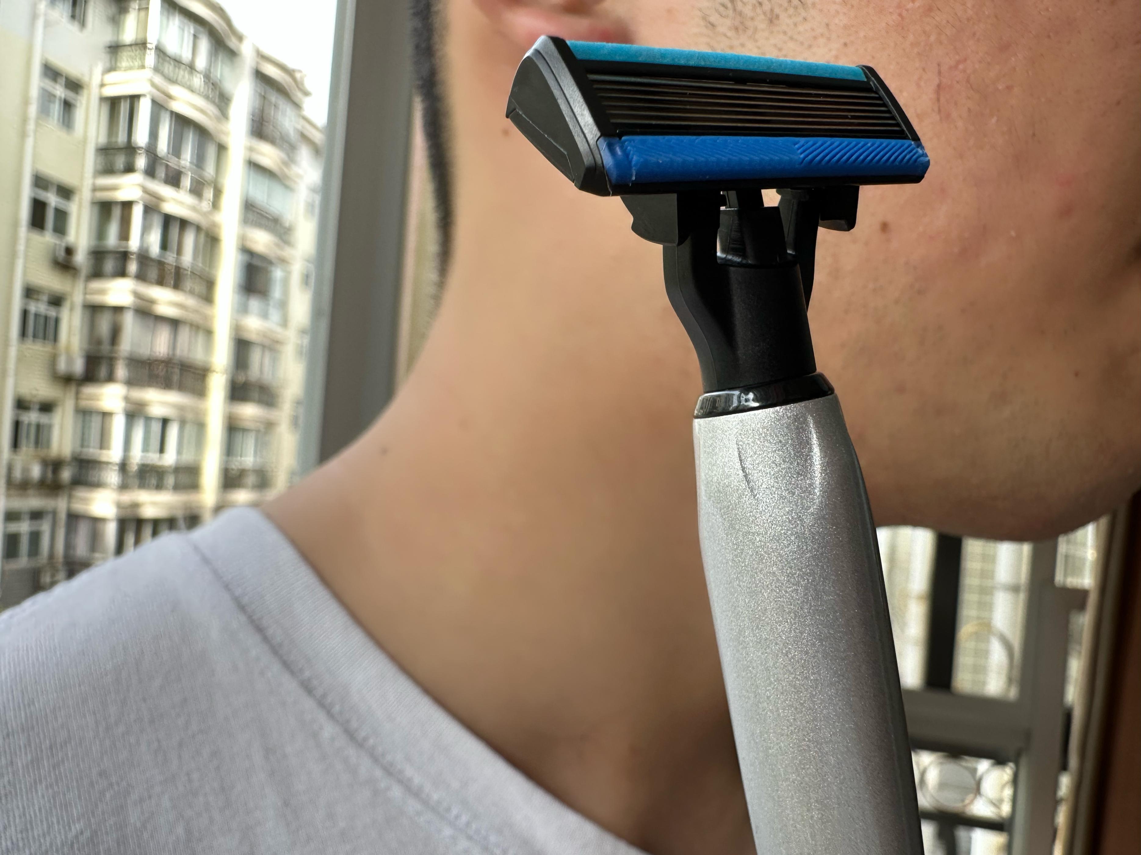 还在考虑送男朋友什么礼物？看看这款焕醒星洞小飞碟手动剃须刀