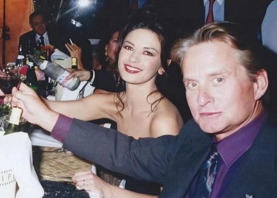 泽塔·琼斯：守了花心老公23年，女儿像父亲，儿子遗传她的高颜值