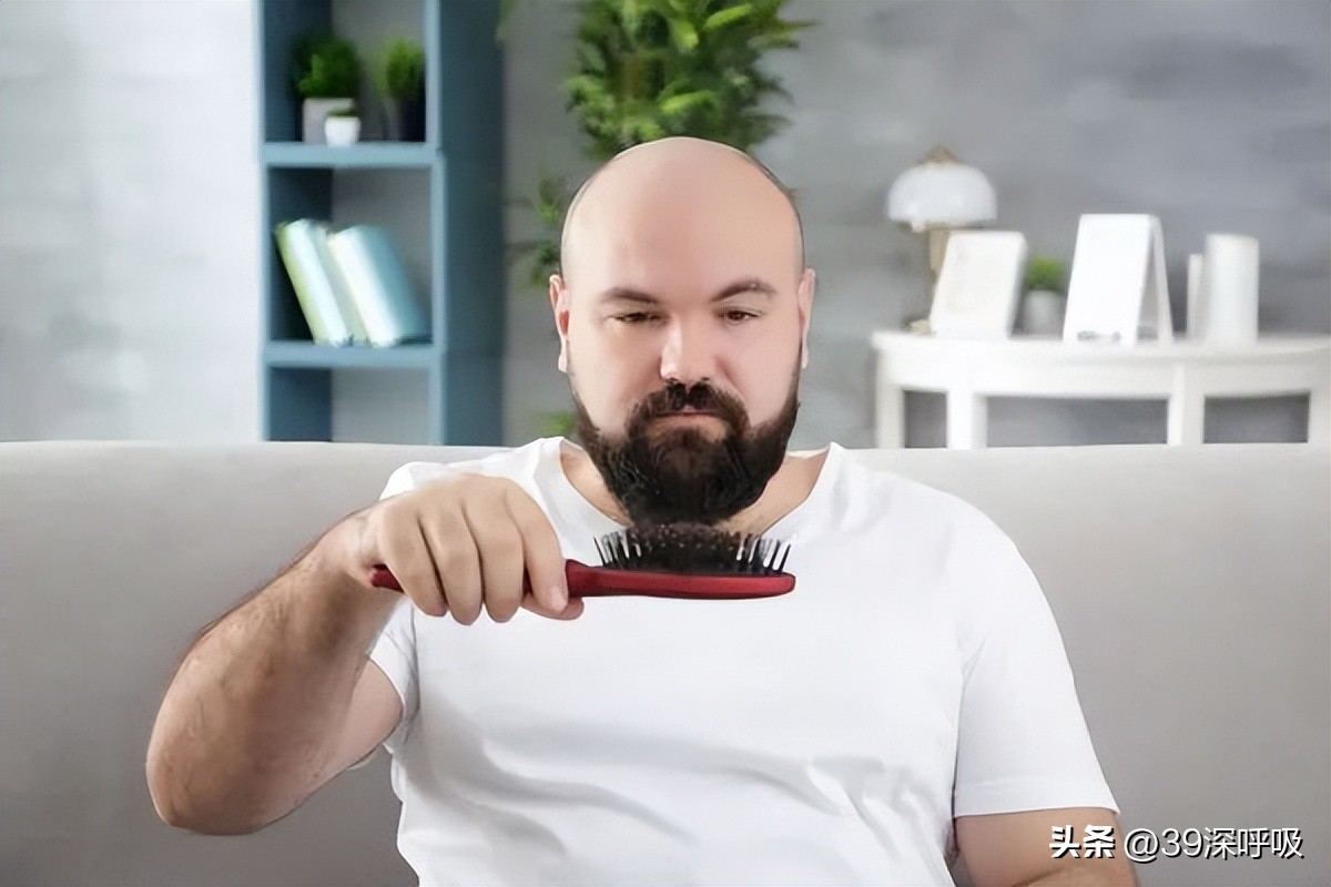 那些秃了顶的中年男人，还在挣扎着笑对人生