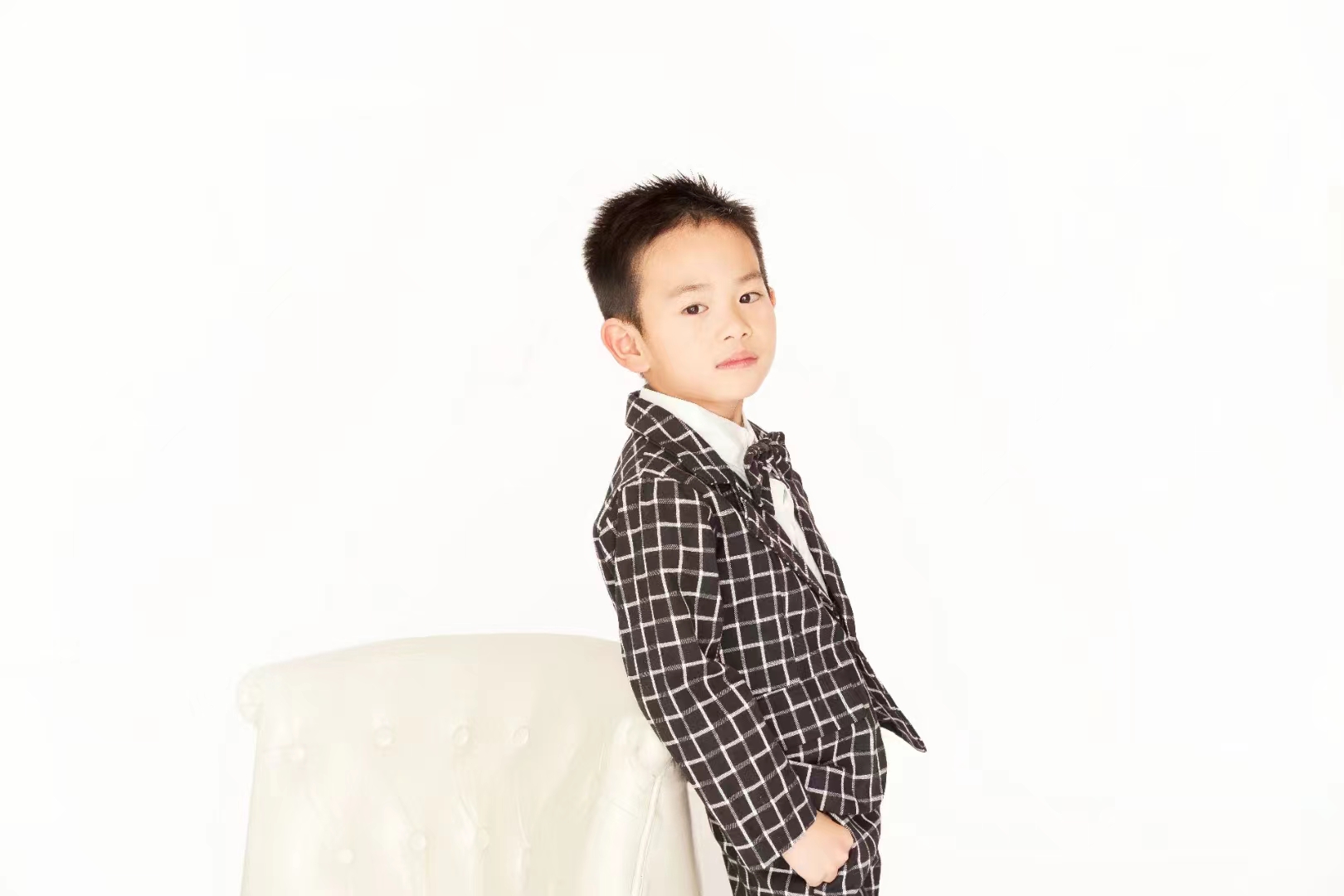 小男孩弹钢琴逐渐魔化抖音原视频,9岁男孩弹钢琴展示绝对音感