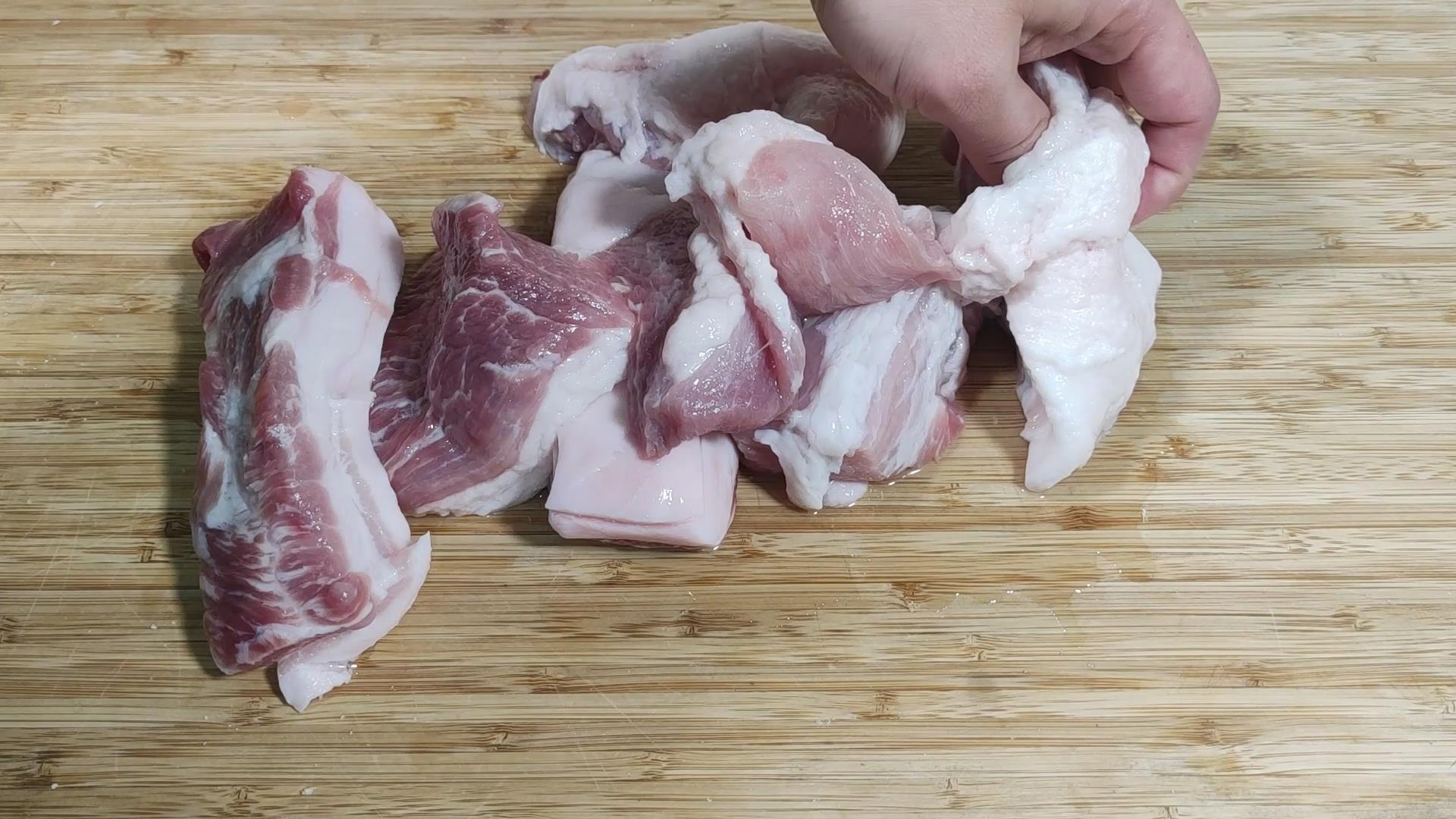 炸丸子切记不要放面粉和淀粉,炸肉丸子用面包糠炸才会又酥又脆