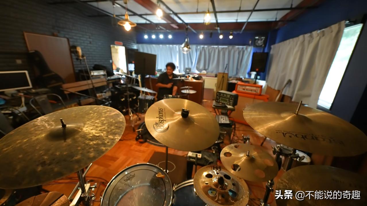 他住在日本深山一间废弃了的学校里7年，活成了许多人追求的样子