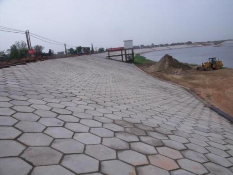 预制混凝土大三角铰接式护坡,预制护坡与混凝土护坡比较