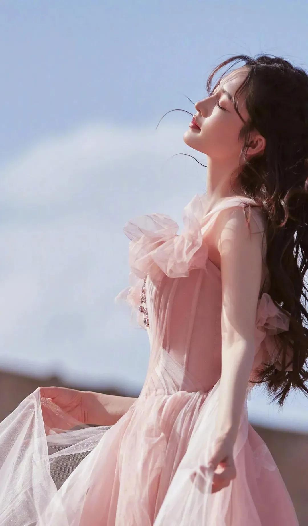 姹紫嫣红霞笼雾，佳酿温馨浅浅歌