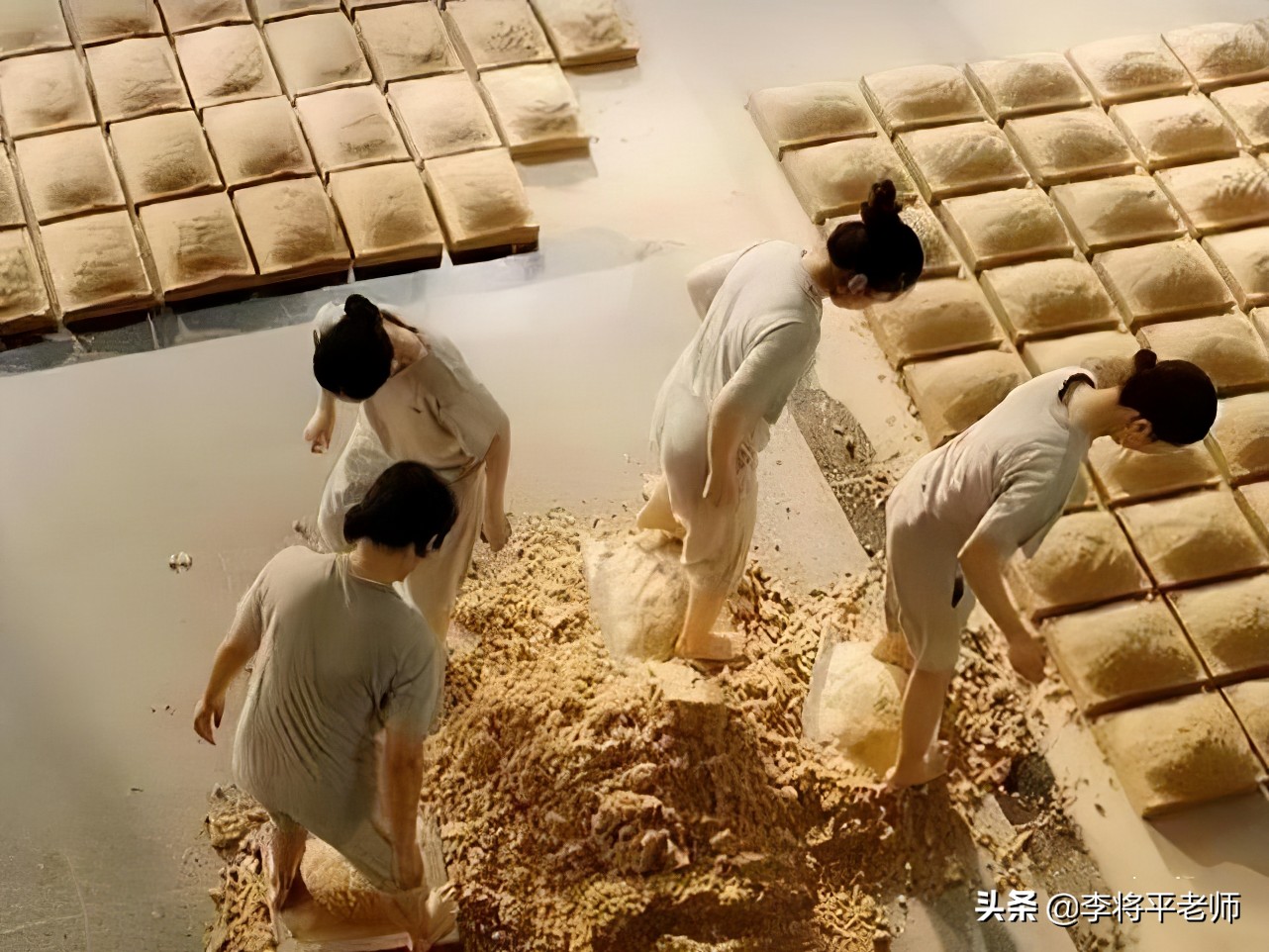 男足踩土坑酸菜，女足踩国酒茅台，都是用脚踩为何待遇不同？