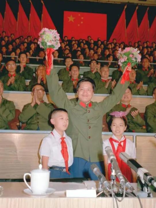 黄植诚：驾百万战机回大陆，获65万奖金，并娶美女空姐为妻