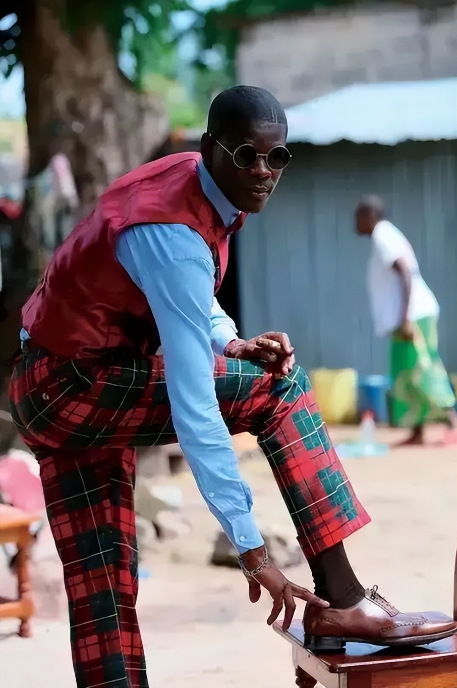 疯狂的非洲“高质量男”：为了一套衣服，不惜卖掉自己的房子