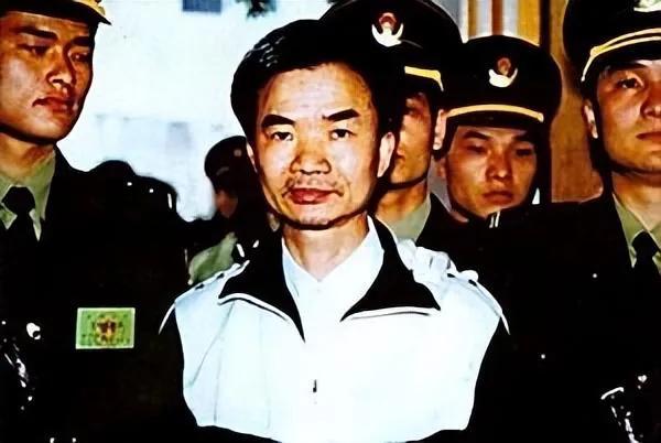 “广西第一贪”的特殊喜好，将发生性关系的女人们照片锁进密码箱