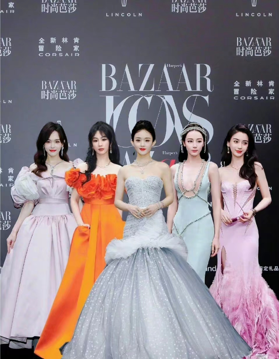 “酥胸半露”却偏要捂着,故作矜持,有一种尴尬叫迪丽热巴玩性感