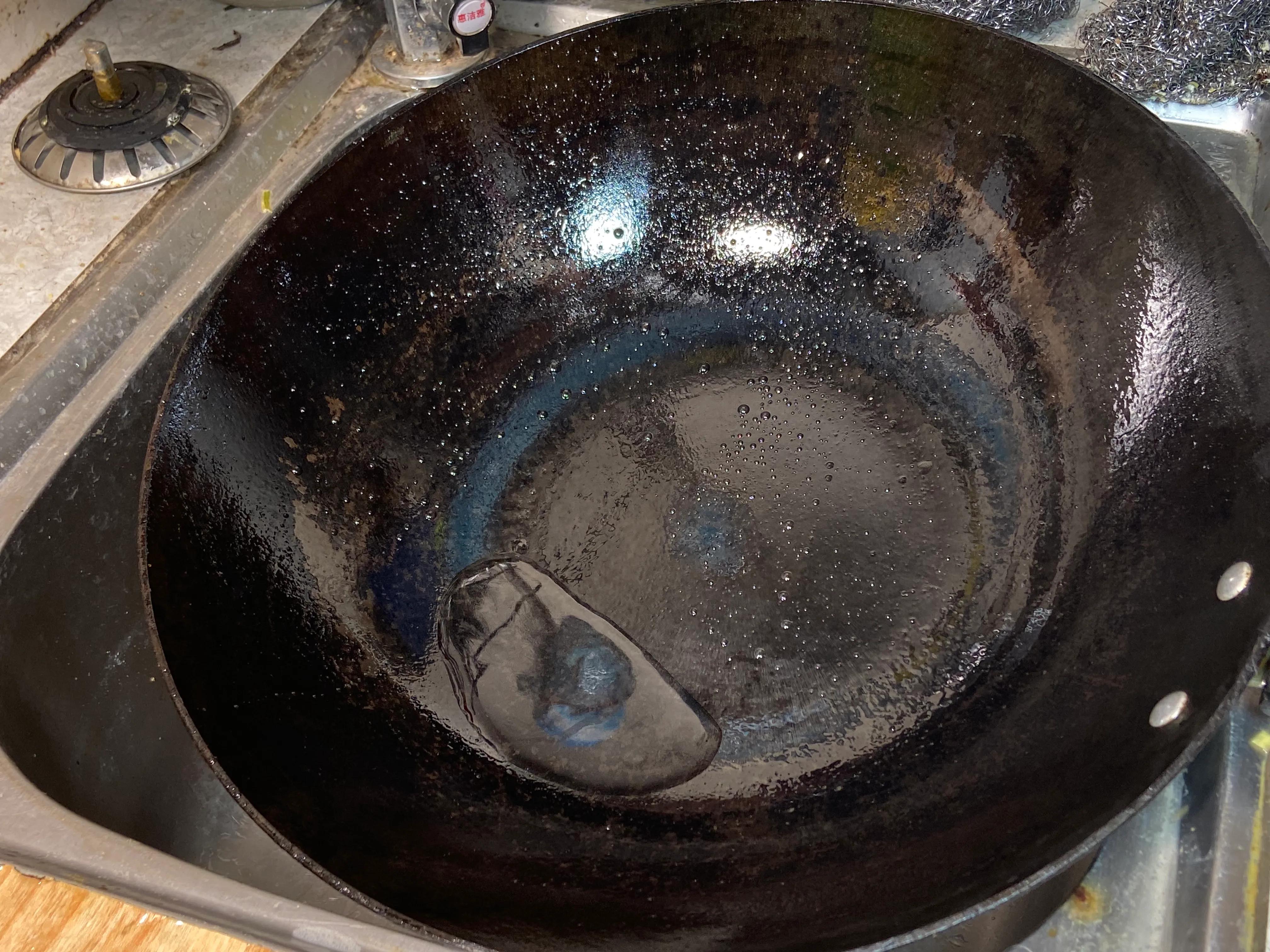 铁锅生锈怎样才能彻底清除,铁锅怎么清除锈迹小妙招