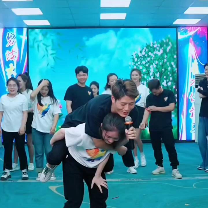 大家快来看，今晚直播笑不活了，辛苦了你们白天演出晚上还...