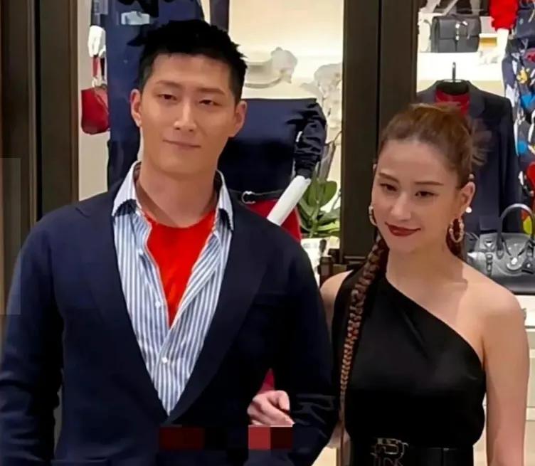 窦骁何超莲晒甜蜜合照,窦骁何超莲婚后首次同框