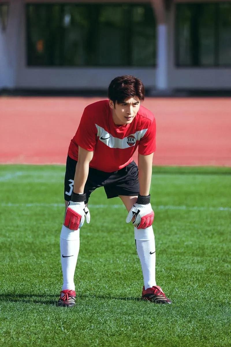 张云龙早期踢足球,张云龙带球过人好帅