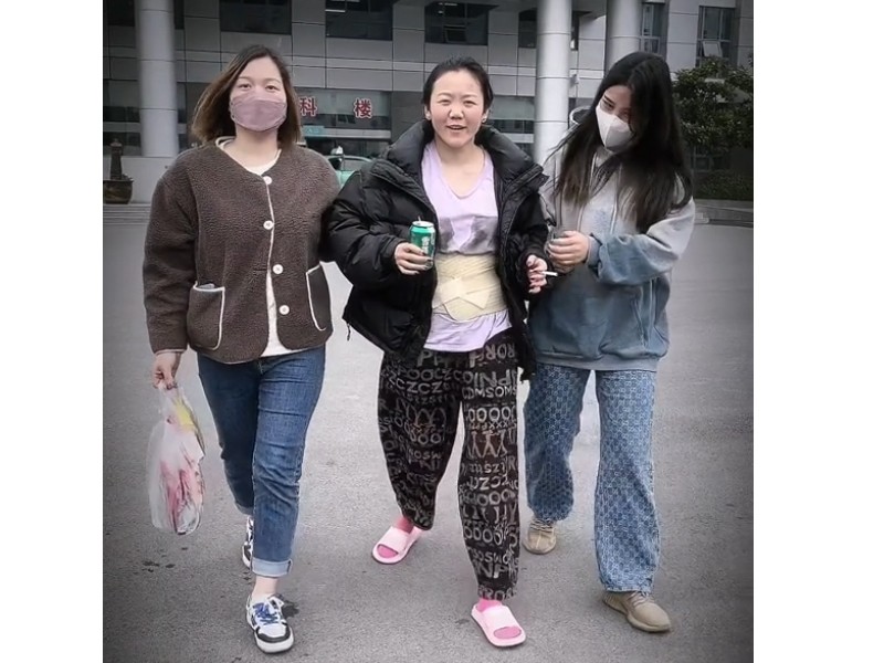 聂小妹：“疯癫”美女吸粉百万，明明能靠才艺，却偏偏要搞笑？