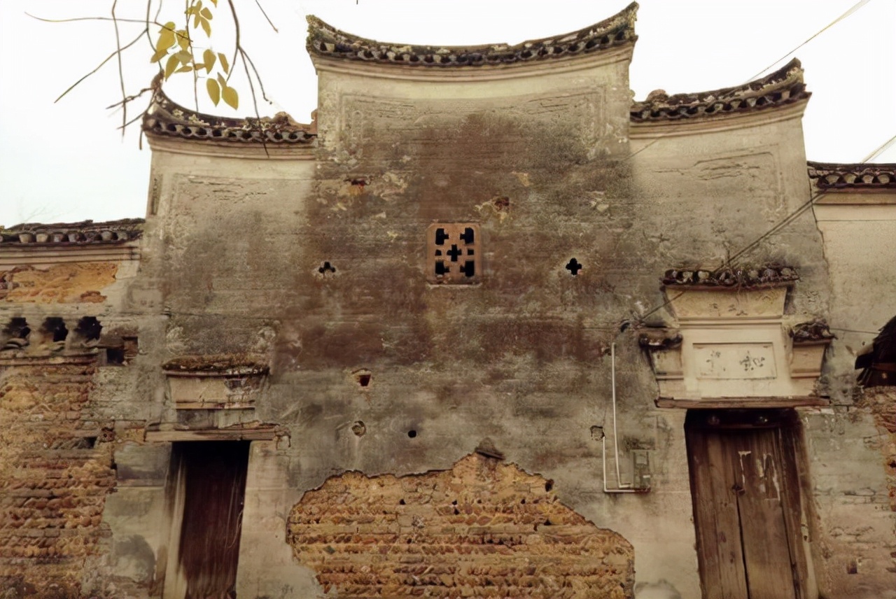 宁住庙前不住庙后俗语,宁住过头屋不住露肘屋啥意思