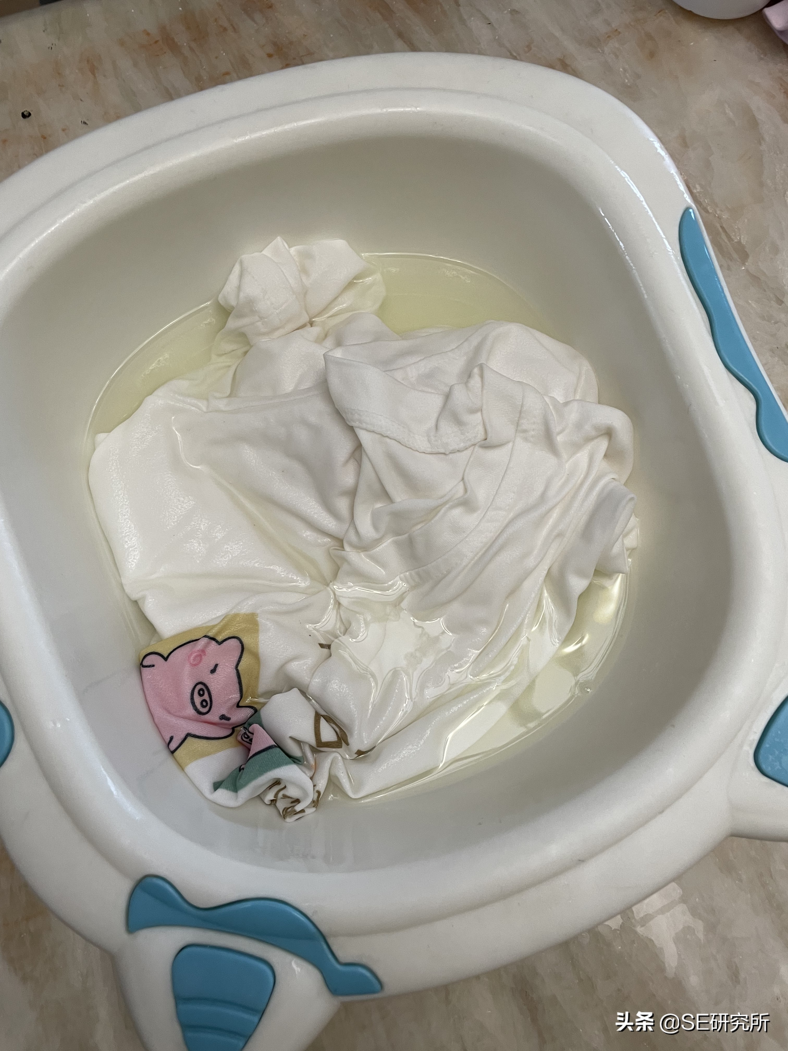 白色衣服被洗衣液荧光了怎么处理,白色衣服被荧光洗衣液染色