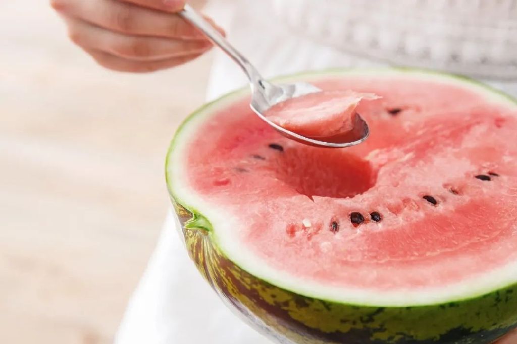 减肥的人可以吃西瓜吗,吃西瓜能不能减肥啊