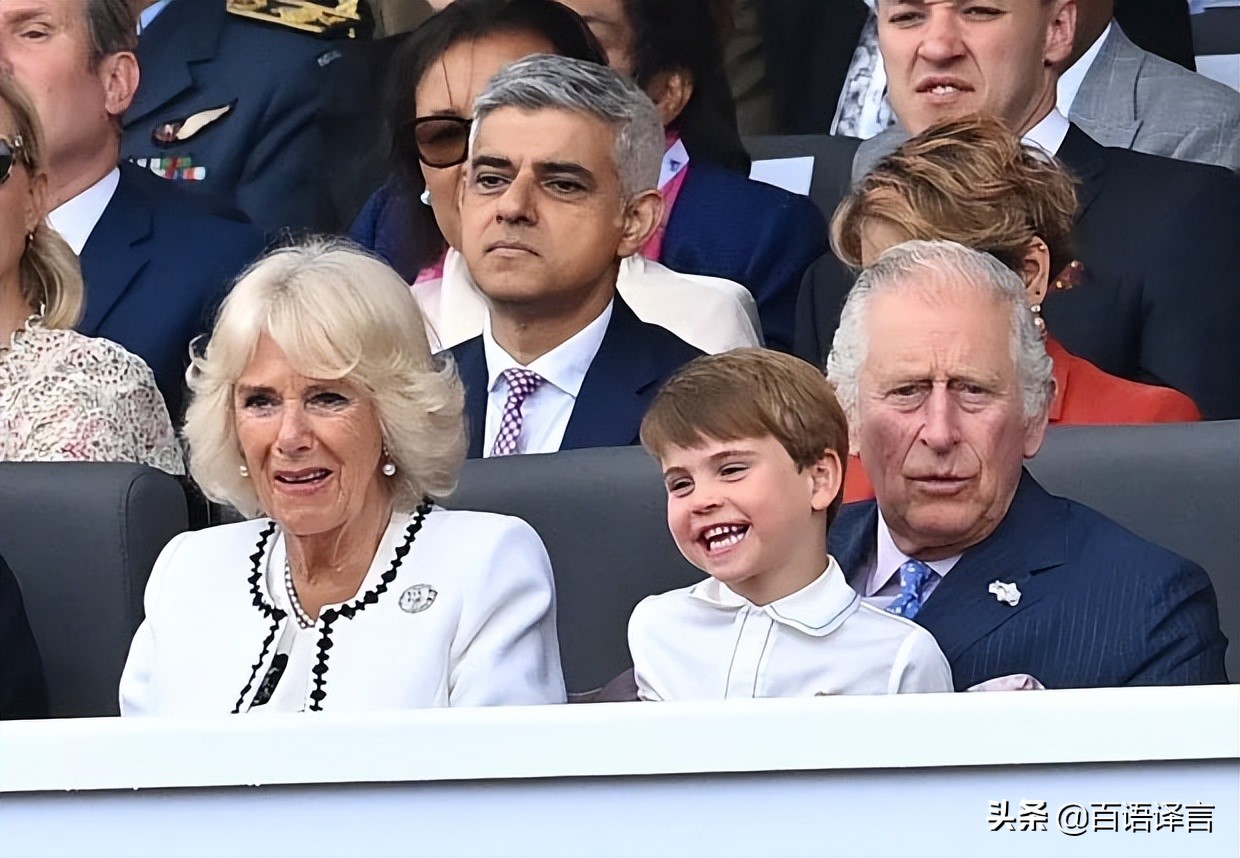 路易又抢女王风头！出席活动时要查尔斯抱，吻妈妈，站凳上吃零食
