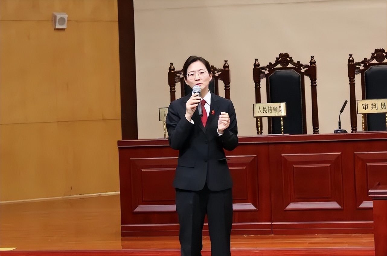 *载下**13000份简历出售，这样的同事可真“刑”！