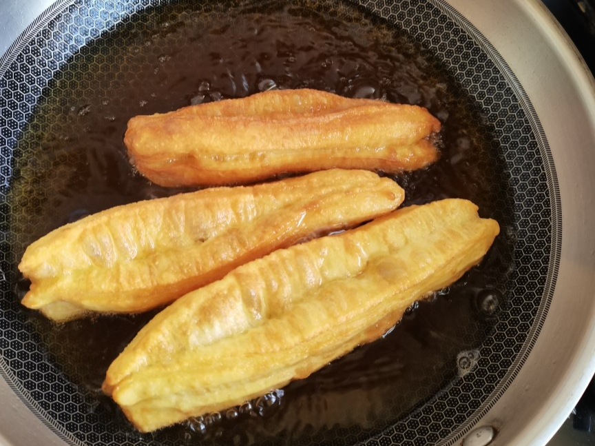 炸油条怎么和面才酥脆好吃,为什么外面卖的油条又软又蓬松