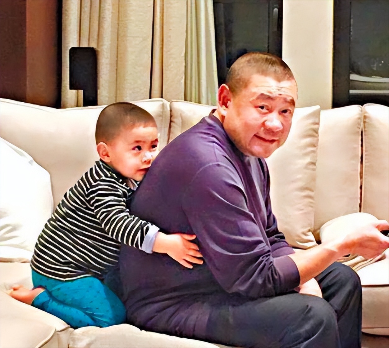 广东男人，逆袭成香港富豪，花10亿买飞机，如今妻子成接班人