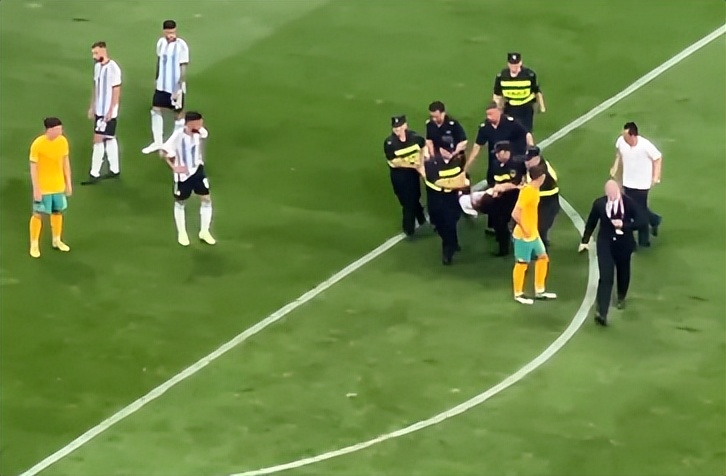 闯球场的球迷,球迷冲进球场拥抱梅西跑了多少米