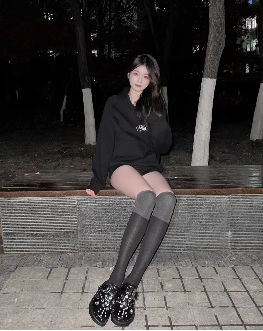 卫衣搭配什么裤子穿起来比较好,卫衣怎么同外套搭配才好看