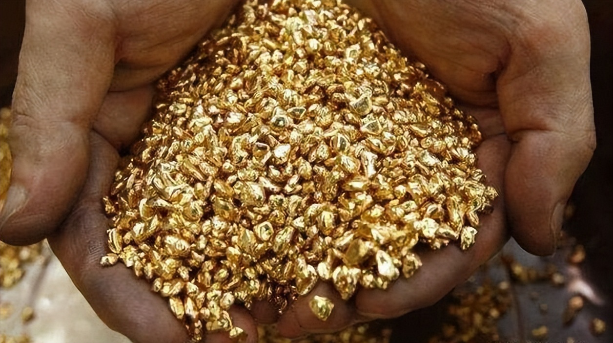 福建海边出现神秘金片，遭渔民哄抢一空，专家调查后：金片不简单