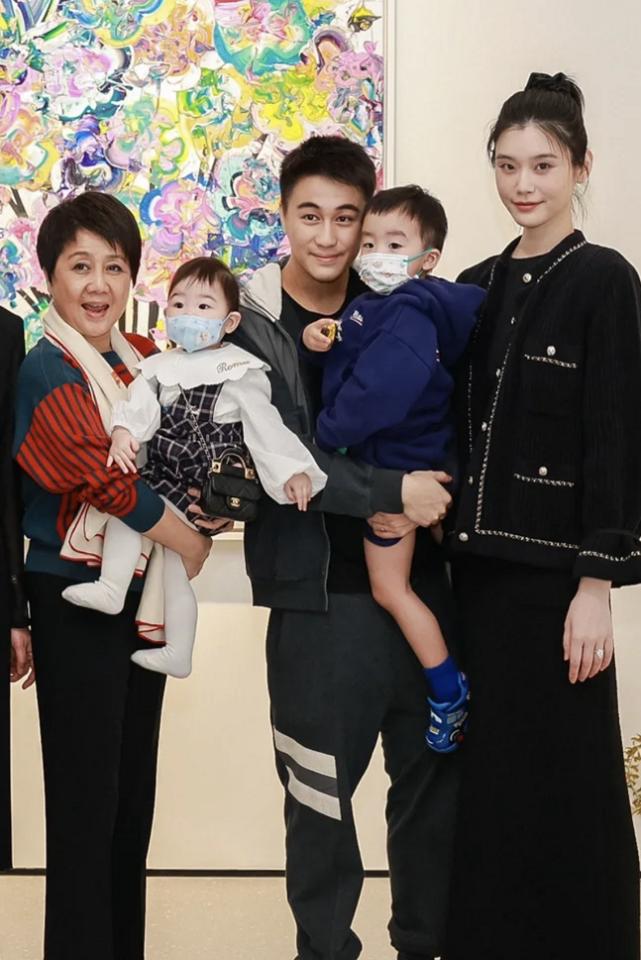 奚梦瑶与何猷君出席家族活动,奚梦瑶晒出一家四口握手照