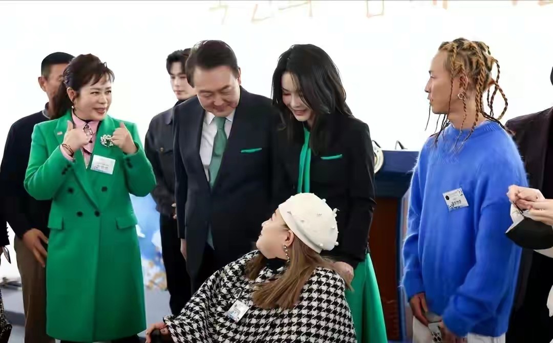 韩国第一夫人粉色穿搭,韩国第一夫人的打扮