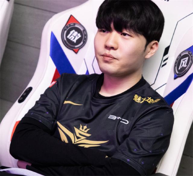 冠军中单doinb被抓,doinb单杀rookie喝水