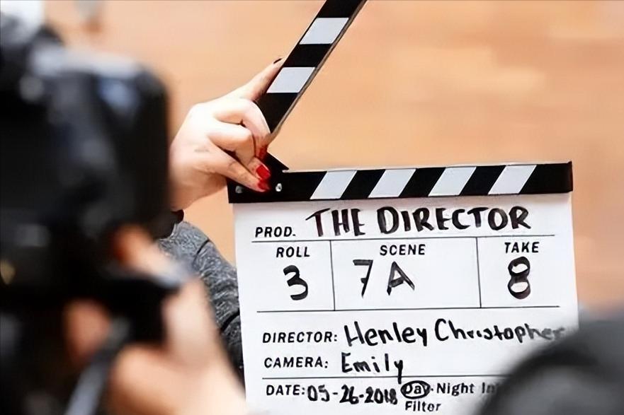 21岁新人揭露圈内*规则潜**：副导演带面试女孩开房，男艺人也不安全