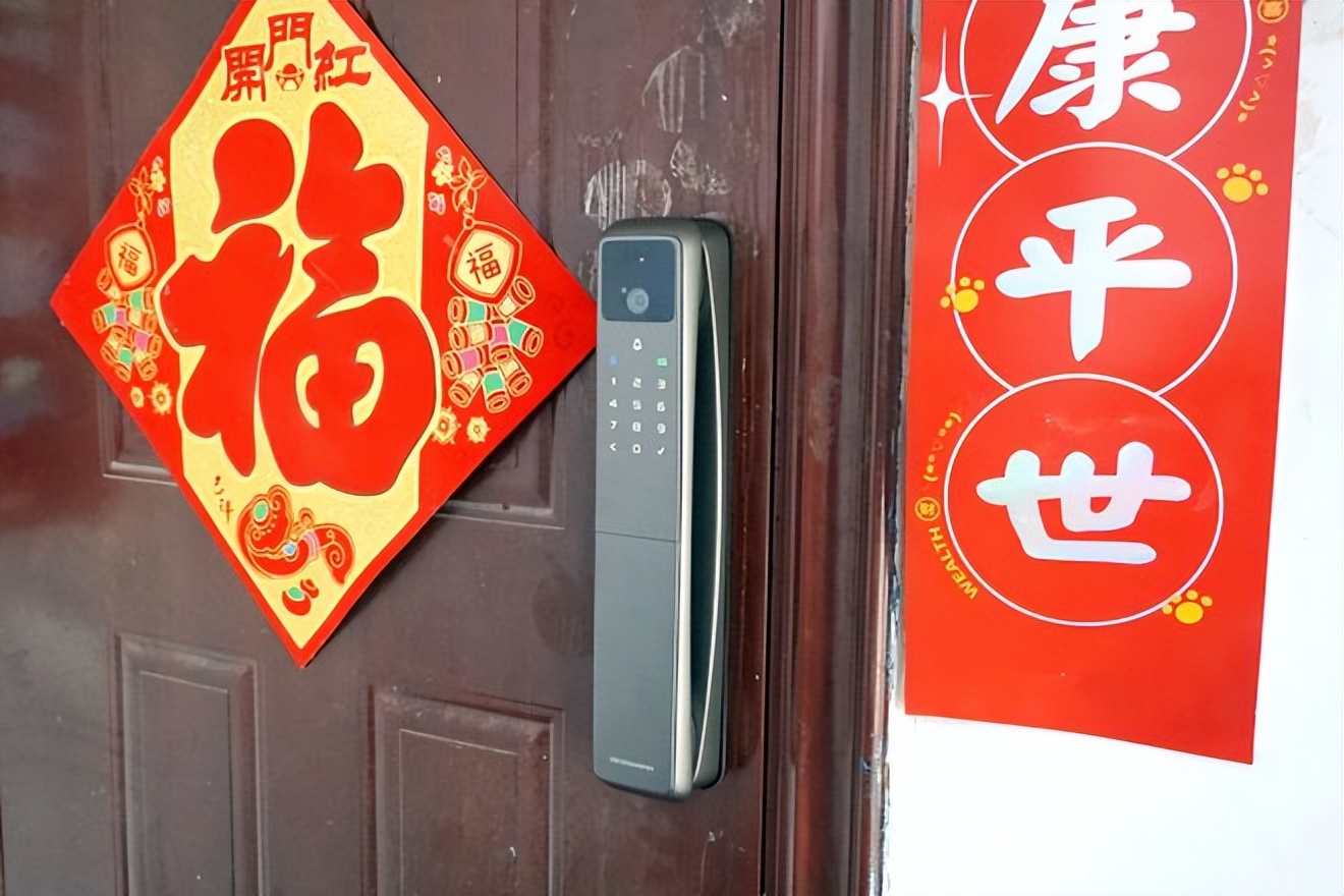 女子用脚按指纹锁,女子用脚趾开指纹锁