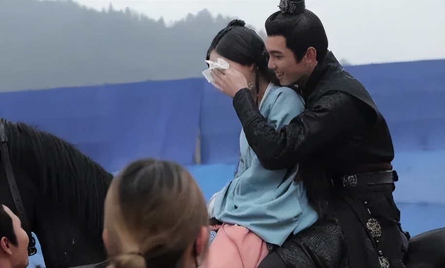 空气骑马、劈叉抱、鸟替，电视剧不敢拍的全景，真的不会笑场吗？