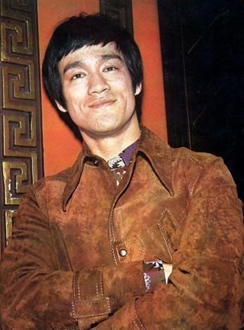 *光脱**犹太人女人衣服，集体*杀屠**，老照片再现变态的纳粹德国！