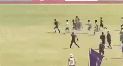 下跪道歉受罚被打,运动员遭不公平待遇暴打裁判