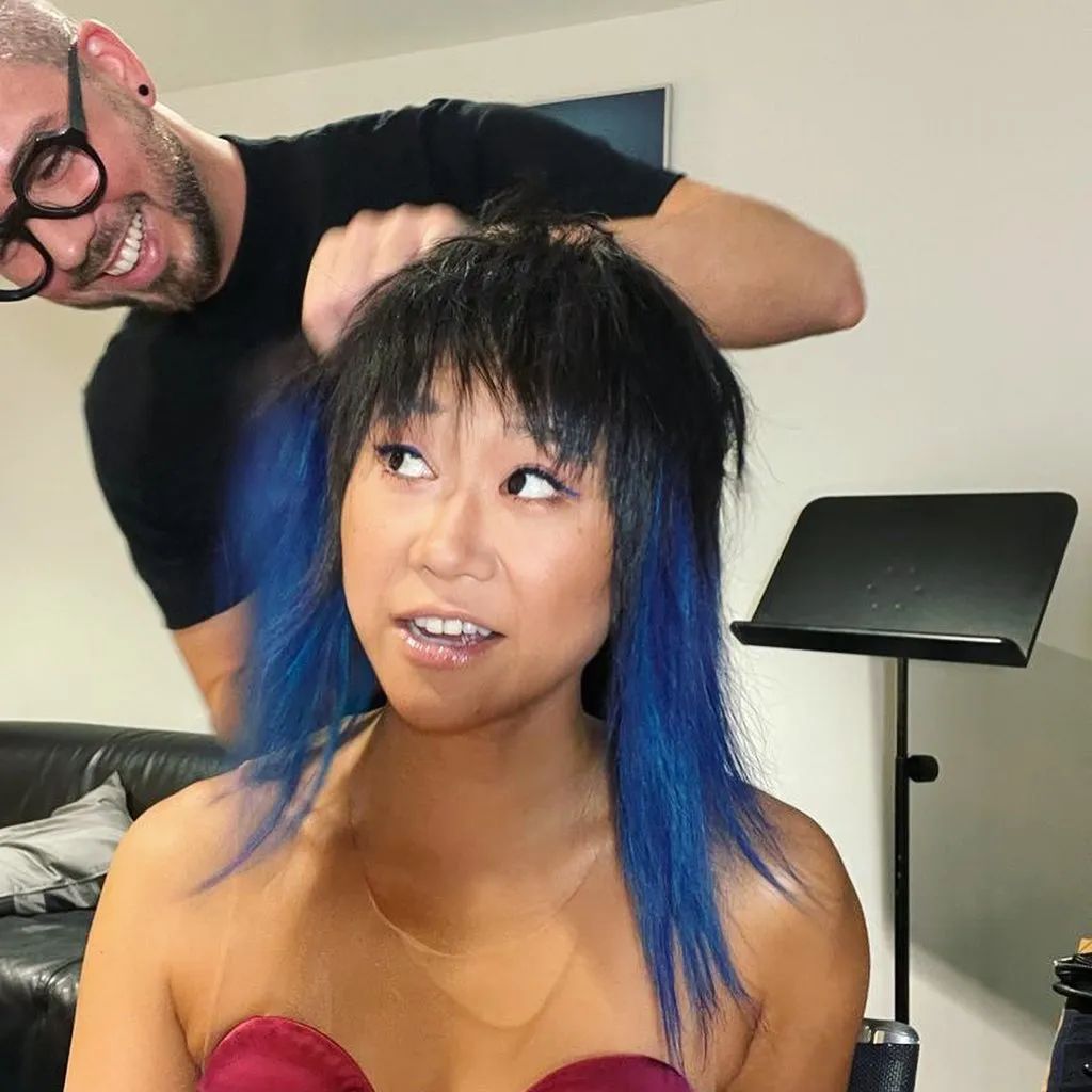 她穿紧身超短裙被骂18禁，手指狂飙4小时后，却让指挥家当场跪拜