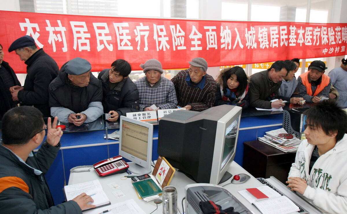 村干部上门劝缴新农合原因何在,农民没钱交新农合为何变成罚款呢