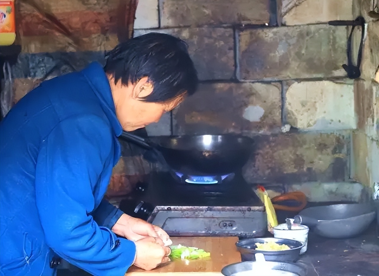 母亲把儿子关在小屋里23个月,母亲将儿子关笼子15年