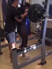 男教练辅助150kg深蹲,男教练辅助杠铃深蹲