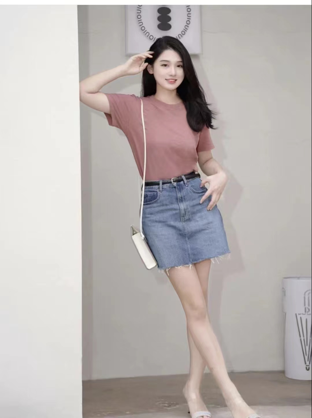 冬季包臀牛仔短裙搭配什么上衣,牛仔短裙配什么上衣比较好看女