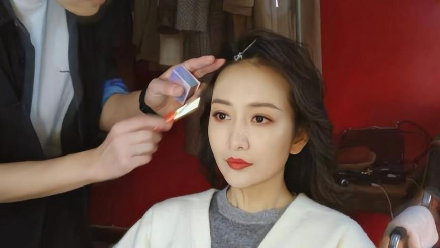 明星也逃不开的容貌焦虑：女星卸妆前后对比，自信的人才最美丽