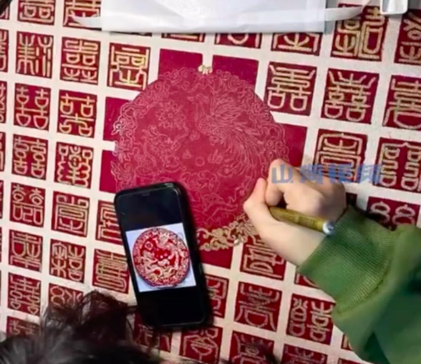 女子为新婚姐姐做百喜图,女生为姐姐绘制百喜图