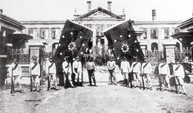 元帅大将上将中将怎么区分,元帅和上将军衔待遇一样吗